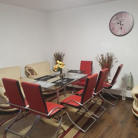 Relax Haus Hotel Hunedoara Luaran gambar