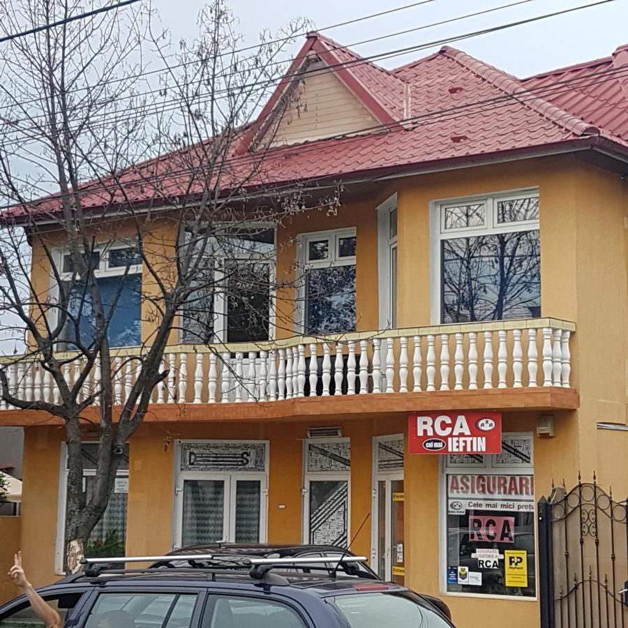 Relax Haus Hotel Hunedoara Luaran gambar