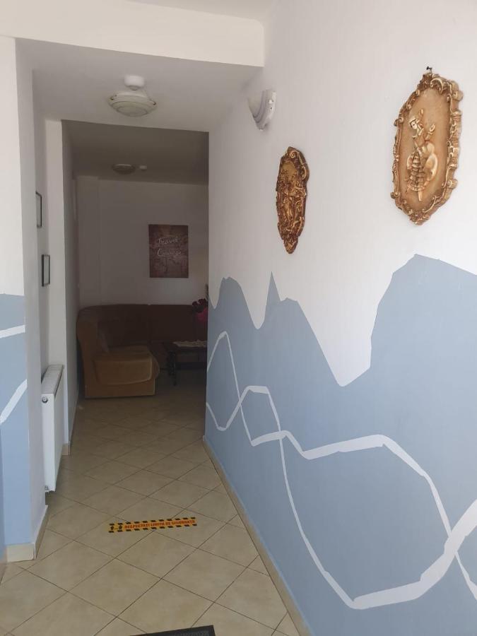 Relax Haus Hotel Hunedoara Luaran gambar