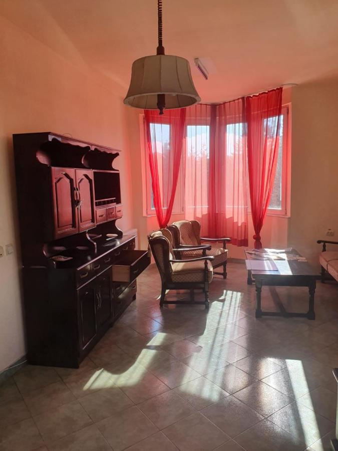 Relax Haus Hotel Hunedoara Luaran gambar
