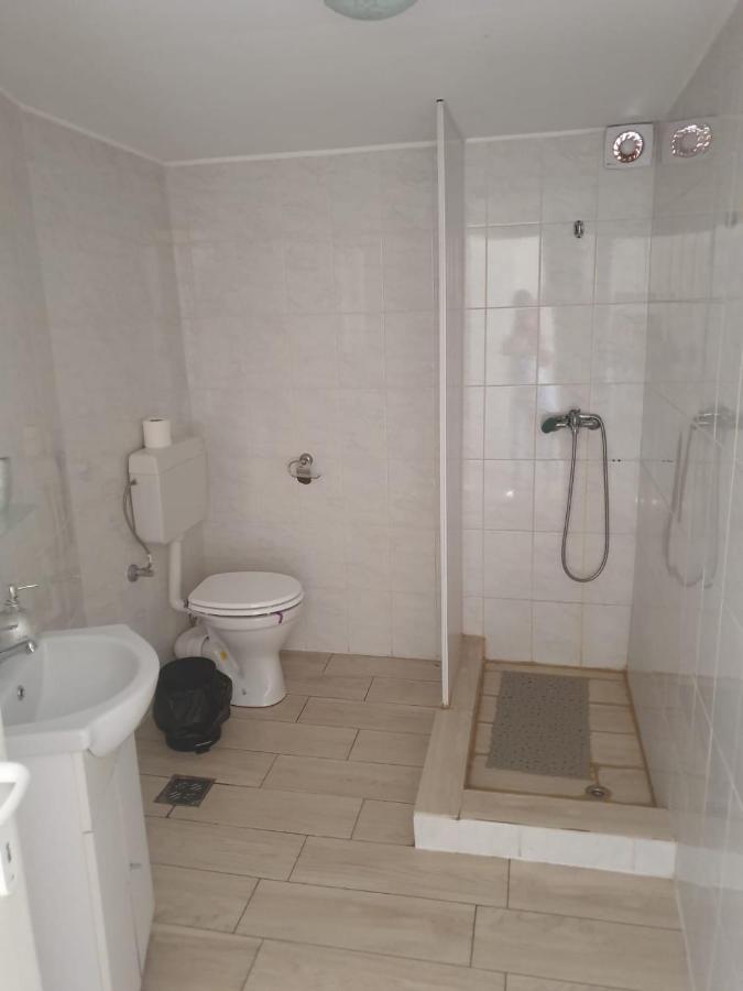 Relax Haus Hotel Hunedoara Luaran gambar
