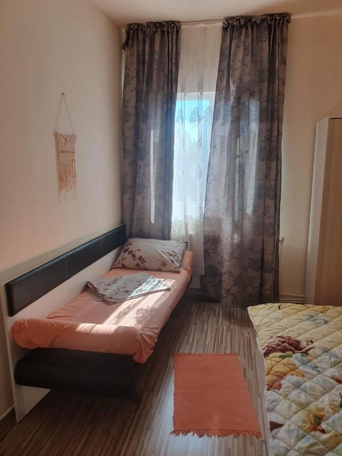 Relax Haus Hotel Hunedoara Luaran gambar