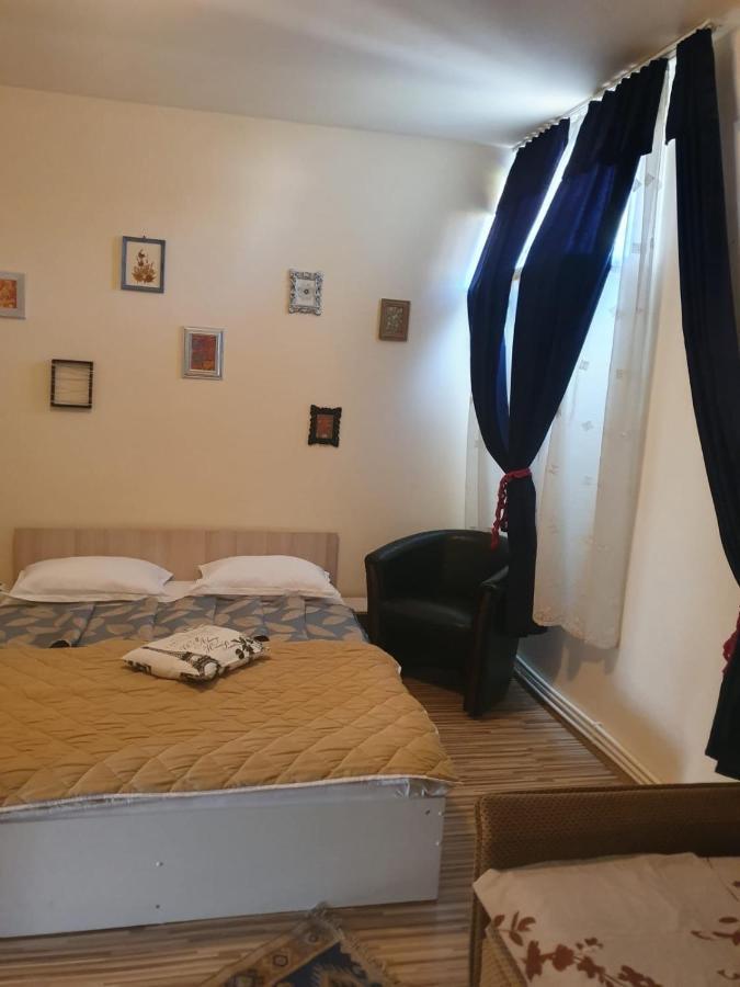 Relax Haus Hotel Hunedoara Luaran gambar