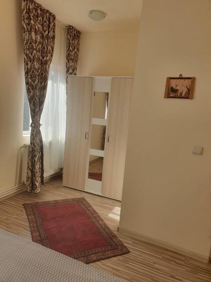 Relax Haus Hotel Hunedoara Luaran gambar