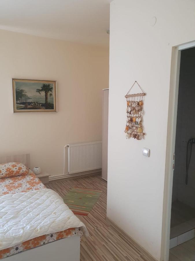 Relax Haus Hotel Hunedoara Luaran gambar