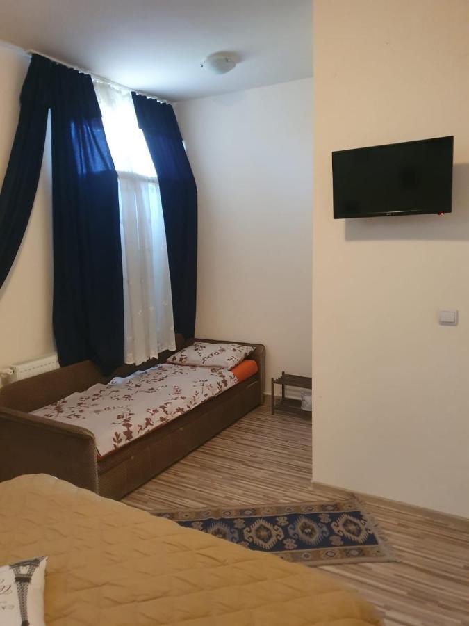 Relax Haus Hotel Hunedoara Luaran gambar